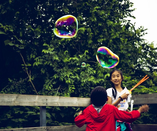 Crianças chinesas brincando em um parque (Foto: Pixabay)