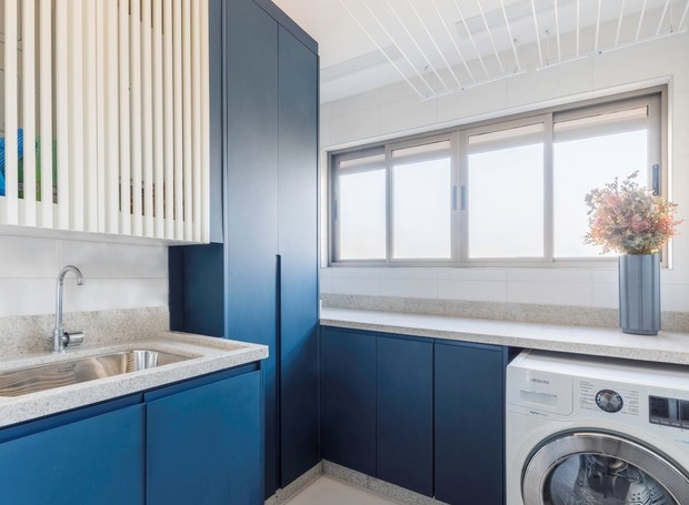 LAVANDERIA | Na lavanderia, o azul segue o tom da cozinha e dá unidade nos ambientes (Foto: Guilherme Pucci / Divulgação)