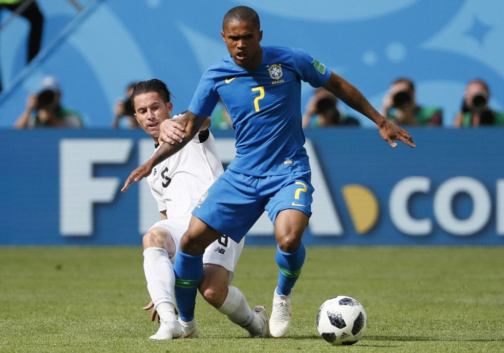 Douglas Costa foi bem contra a Costa Rica, mas sentiu a les�o  (Foto: Etienne Laurent/EFE)