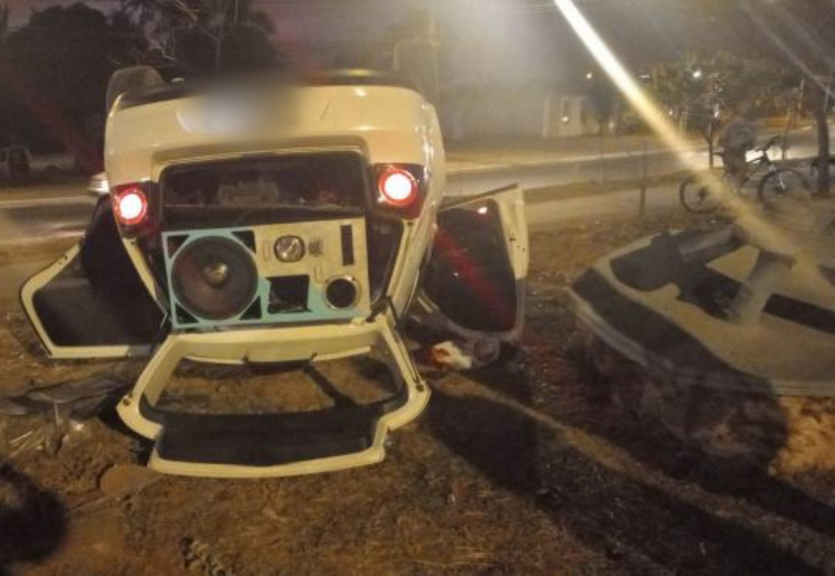 Carro capota na 'Praça do Chinelão' em Montes Claros