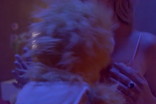 A cantora Tove Lo no clipe polêmico em que faz sexo com um fantoche (Foto: Reprodução)