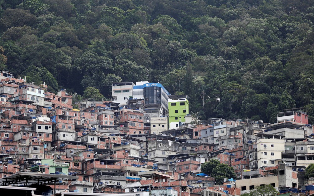 A favela da Rocinha, no Rio de Janeiro, com UPP instalada no alto — Foto: Reuters