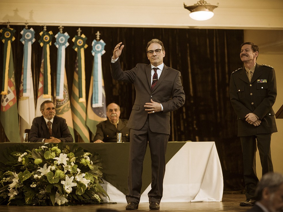 Logo o delegado é chamado ao palco para receber a honraria (Foto: Raphael Dias/Gshow)
