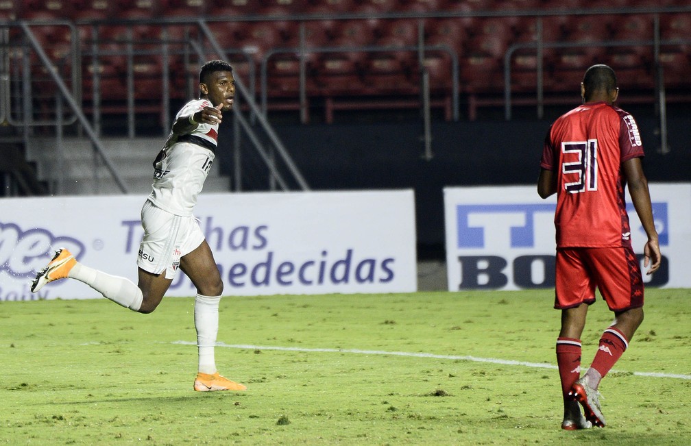 Arboleda comemora o gol pelo São Paulo — Foto: Marcos Ribolli