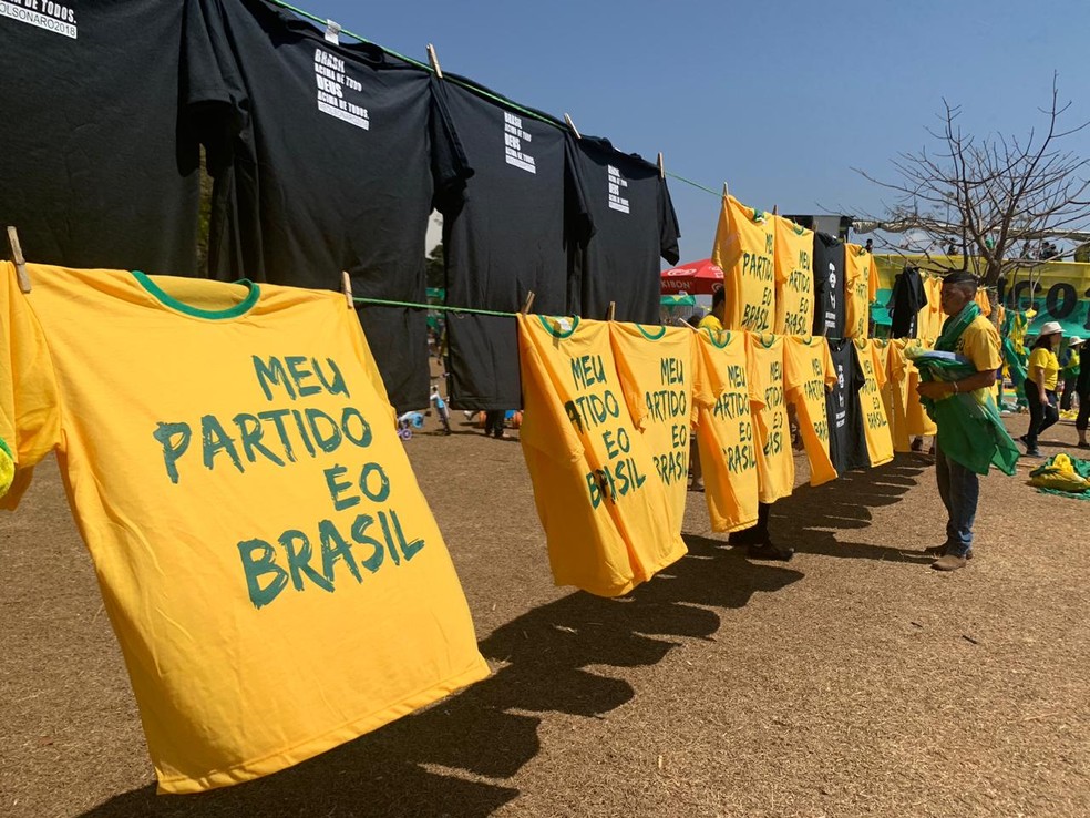 Camisetas à venda durante ato na Esplanada dos Ministérios, em Brasília — Foto: Rafaella Vianna/TV Globo
