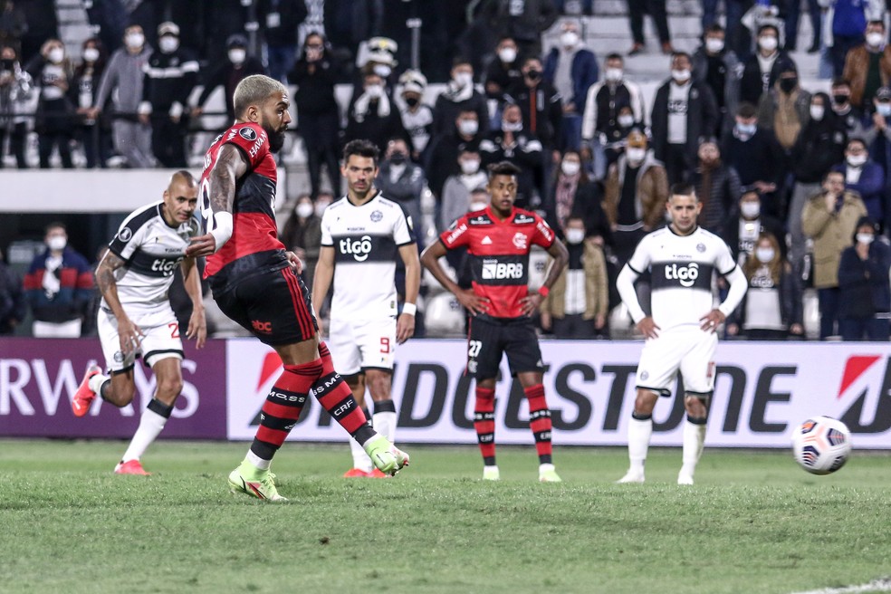 Olimpia x Flamengo: Gabigol cobra o p&ecirc;nalti &mdash; Foto: Staff Images / CONMEBOL
