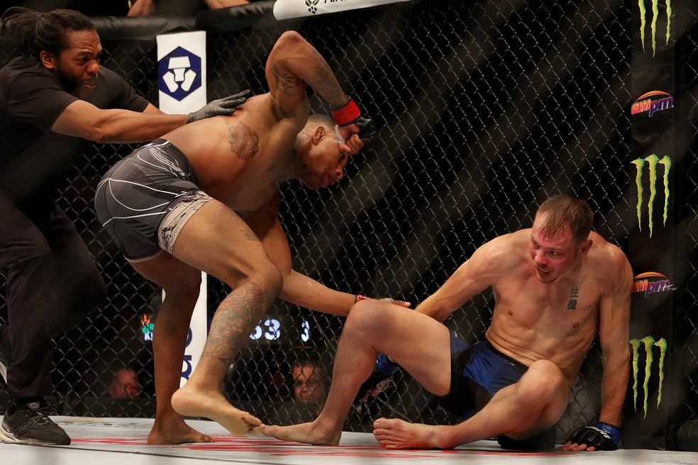 Michael Morales nocauteou Adam Fugitt no UFC 277 — Foto: Getty Images