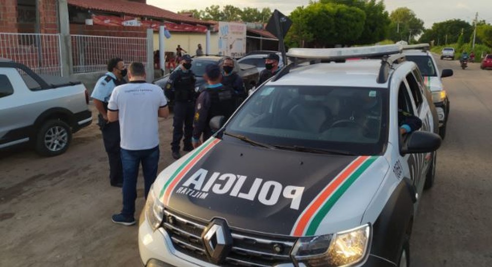 Ação para encerrar aglomeração em sinuca foi coordenada pela Polícia Militar e a Vigilância Sanitária. — Foto: Polícia Militar/ Divulgação