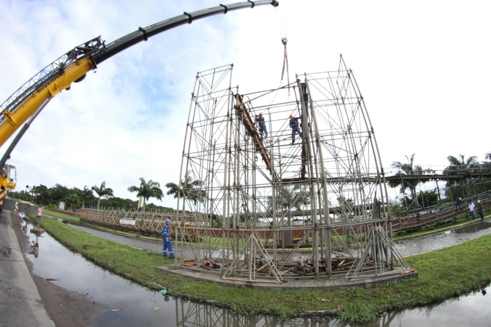 Remoção da estrutura durou duas horas, segundo a Polícia Rodoviária Federal (Foto: Marlon Costa/Pernambuco Press)
