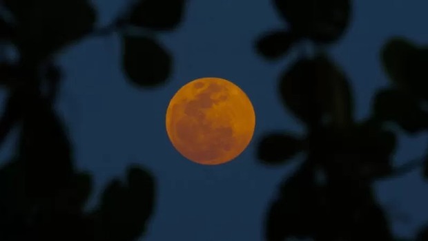 No Rio de Janeiro, a lua surgiu ficou laranja por um momento (Foto: GETTY IMAGES via BBC)