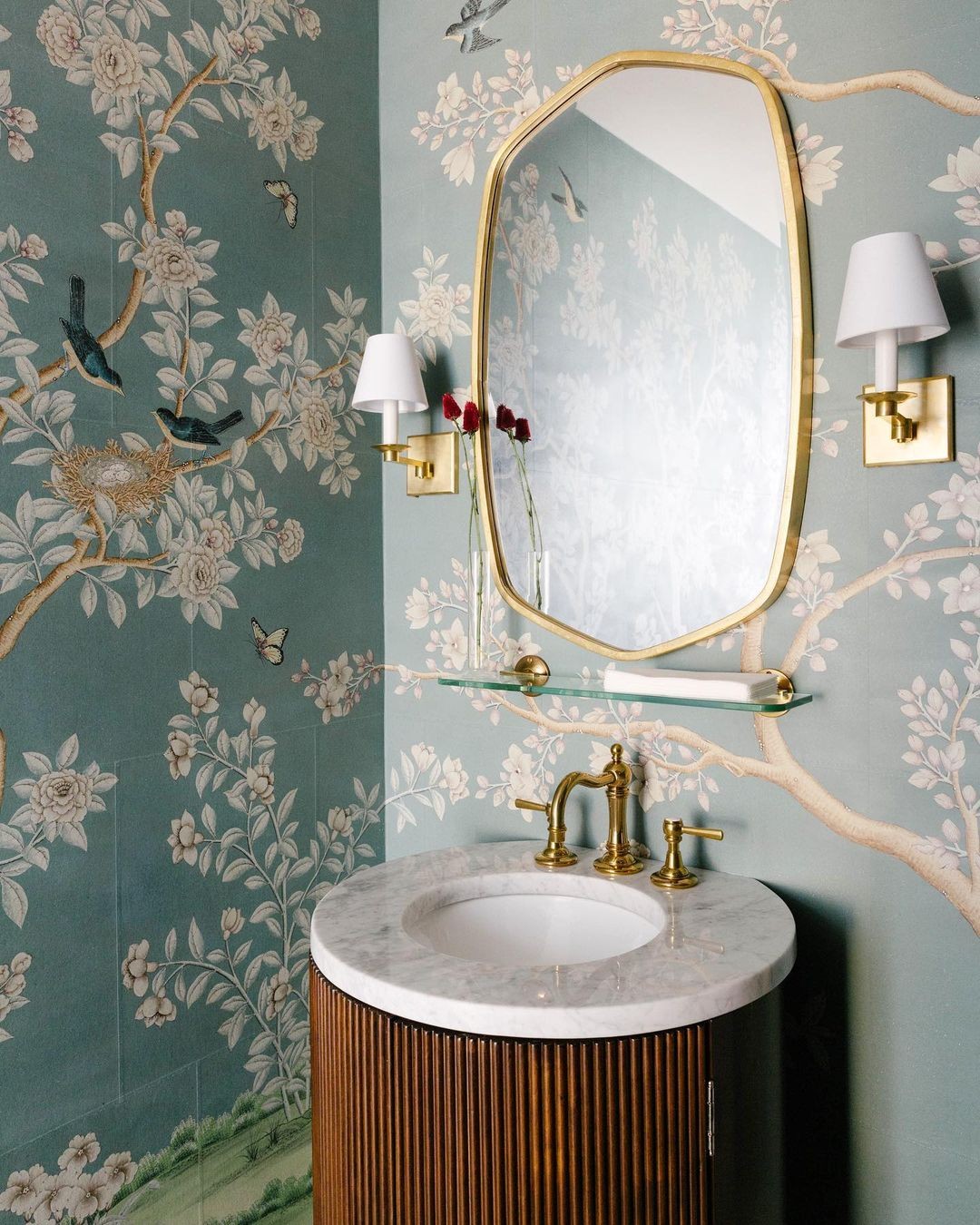 Décor do dia: lavabo com papel de parede floral e metais dourados (Foto: Divulgação)