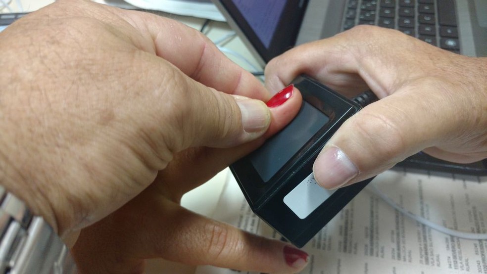 Em dia de votação, biometria permite que identidade do eleitor seja confirmada por meio da impressão digital (Foto: TRE/Divulgação)