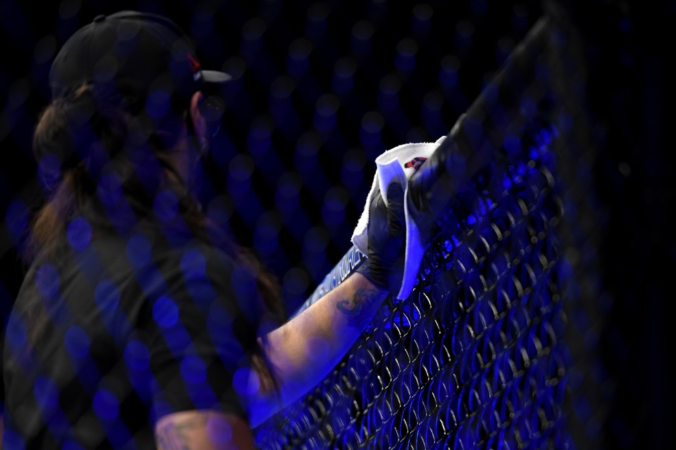 Funcionário desinfeta o cage entre lutas do UFC: Smith x Teixeira — Foto: Douglas P. DeFelice/Getty Images