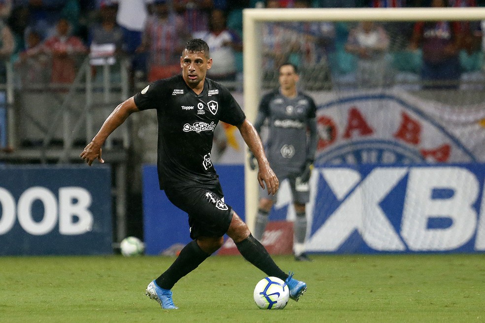 Quanto é o salário de Diego Souza?