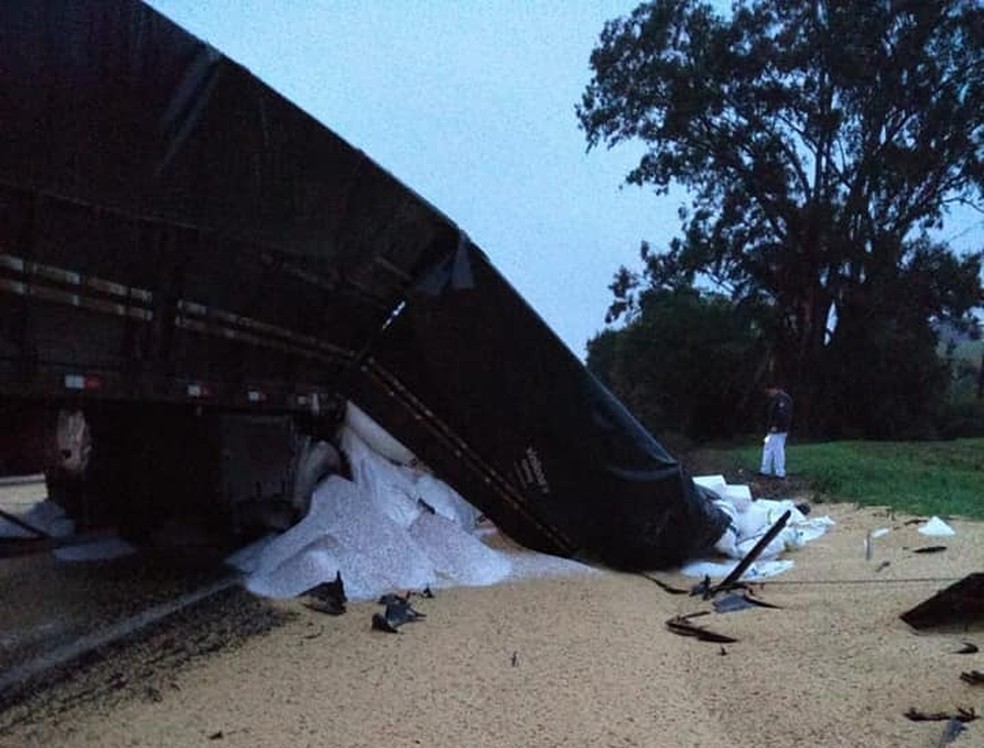Rodovia ficou completamente bloqueada durante toda a noite  — Foto: Fábio Marangon/arquivo pessoal