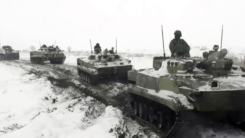 Unidades militares russas a caminho de um local de treinamento em Rostov, perto da fronteira com a Ucrânia (Foto: Ministério da Defesa da Rússia via BBC News)