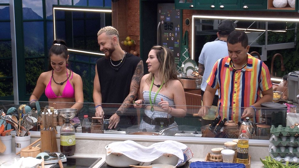 BBB23 - Larissa conta sua reação ao ver Fred de sunga  — Foto: Globo