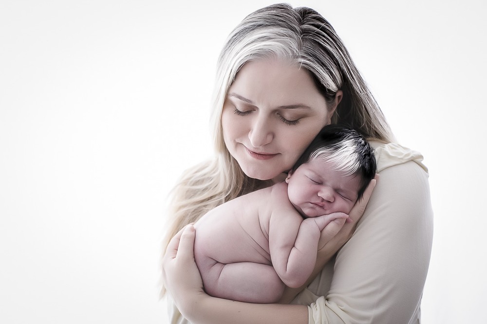 Bebê nasce com ‘luzes no cabelo’ e faz sucesso na internet