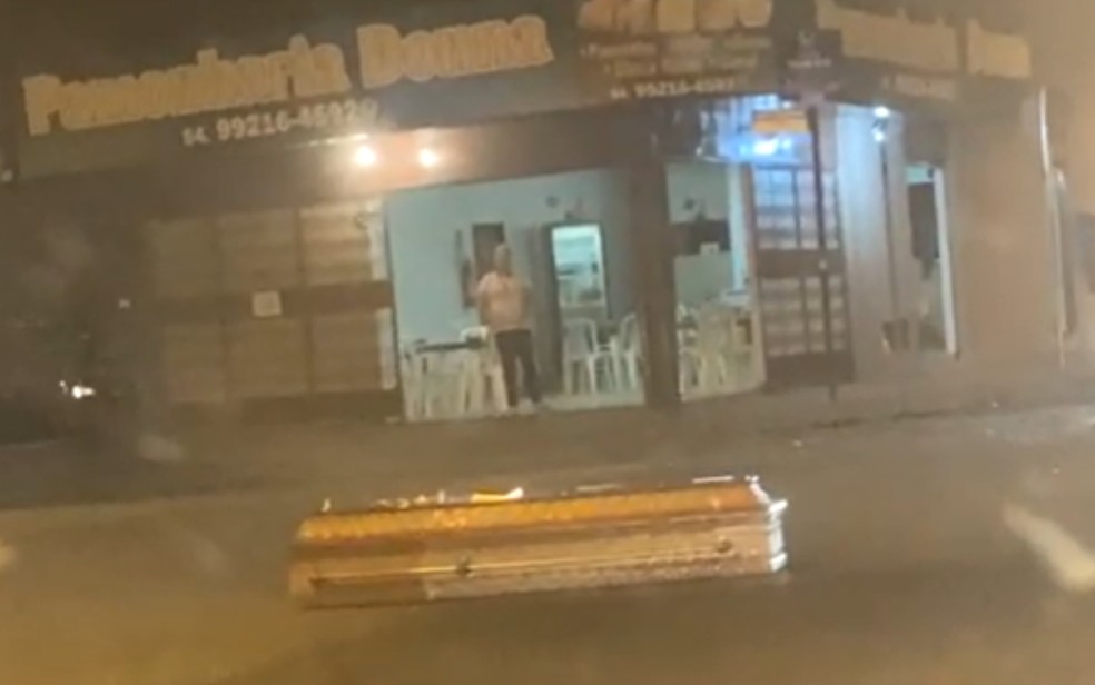 Moradora filma caixão que caiu do porta-malas de carro funerário em Pontalina, Goiás — Foto: Reprodução/TV Anhanguera