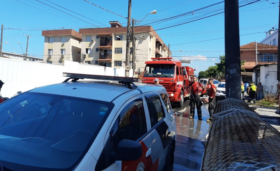 Corpo de Bombeiros foi acionado para conter incêndio de porte médio em São Vicente, SP — Foto: Nina Barbosa/G1