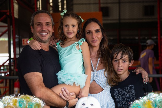 Caio Ribeiro e Renata Leite com os filhos, João e Valentina (Foto: Patricia Devoraes/Brazil News)