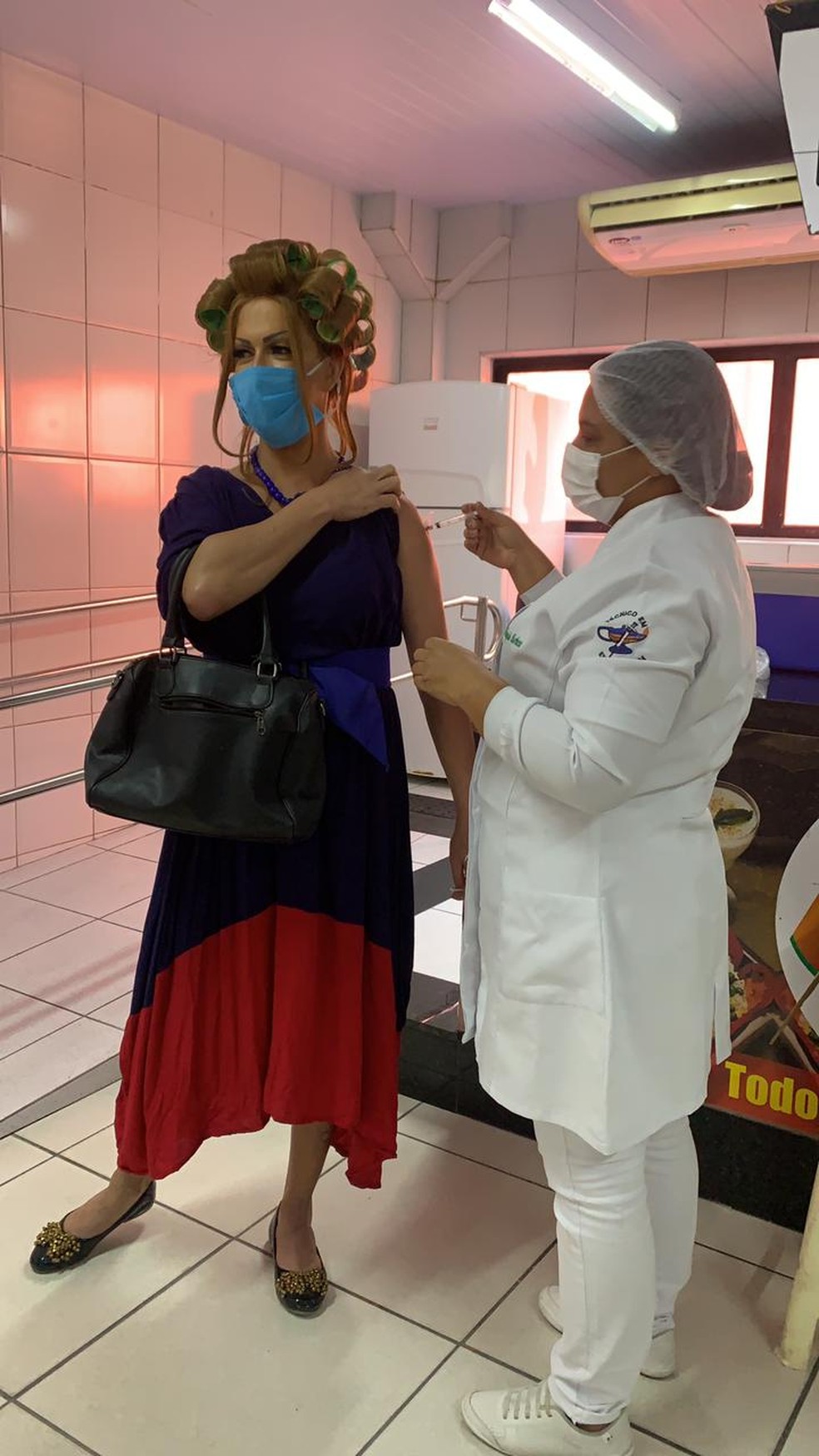 Cabeleireiro Flavio Costa, de 47 anos, foi tomar vacina vacinado como personagem Dona Hermínia em Parnamirim, na Grande Natal — Foto: Cedida