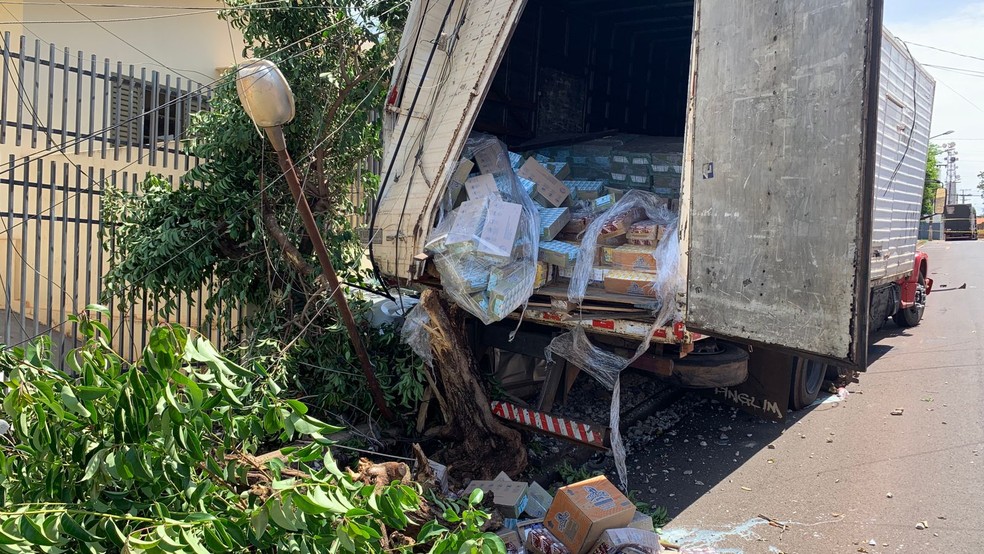 Caminhão sem freio ‘esmaga’ carro e deixa bairro sem energia elétrica em Ourinhos — Foto: Weverson Marquezani/Tv Tem