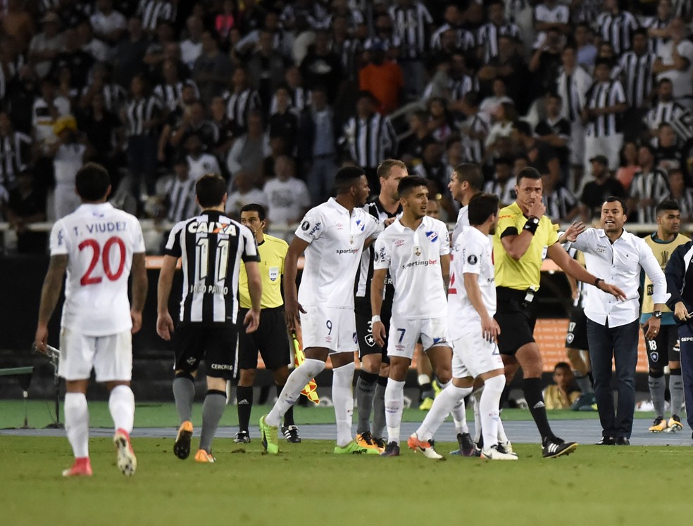 Jogadores se desentenderam no fim, e três acabaram expulsos (Foto: André Durão/GloboEsporte.com)
