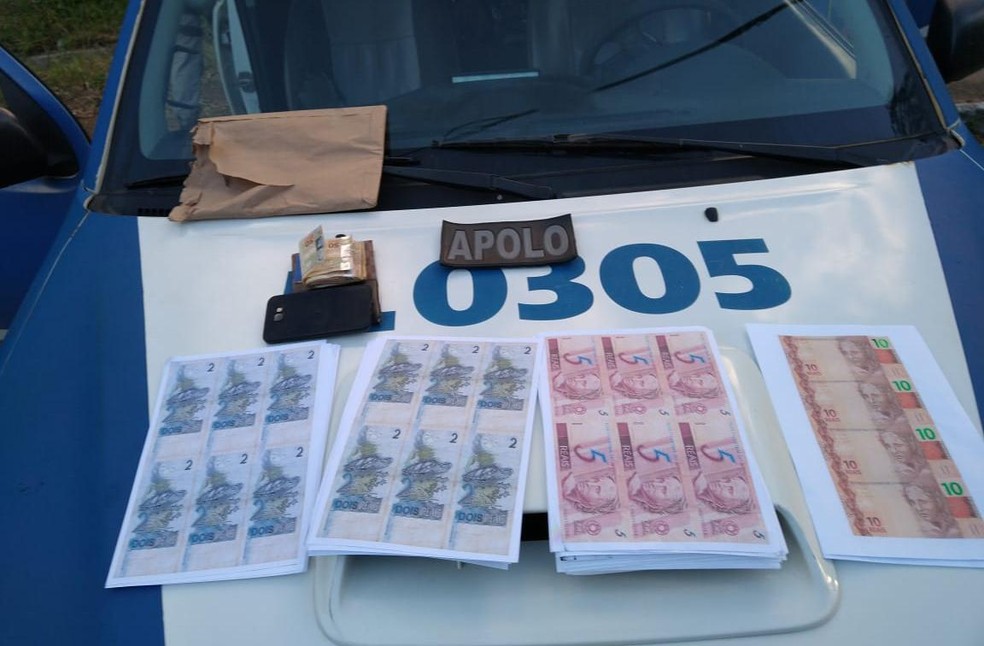 Suspeito de falsificar dinheiro Ã© preso dentro de transporte por aplicativo em Salvador â€” Foto: DivulgaÃ§Ã£o/SSP-BA