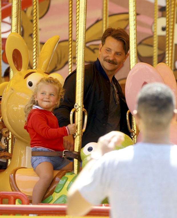 Bradley Cooper e a filha, Lea (Foto: The Grosby Group)