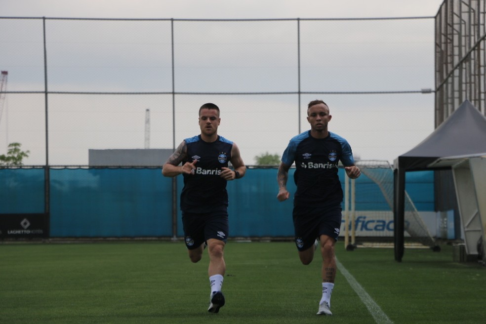 Ramiro e Everton em treino do Grêmio — Foto: Lucas Bubols 