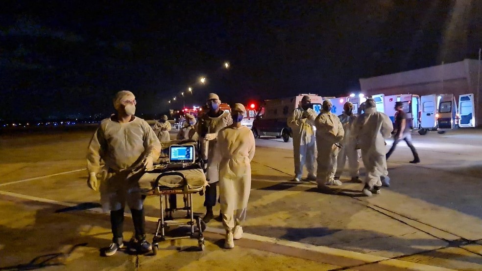 Ambulâncias e profissionais de saúde já aguardavam no antigo terminal do aeroporto — Foto: Divulgação/Sesa