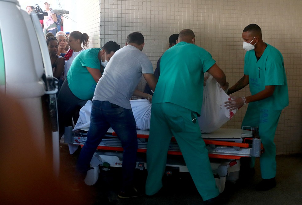 Vítima de operação com mais de 20 mortos na Vila Cruzeiro, no Rio, chega ao hospital Getúlio Vargas nesta terça-feira (24). — Foto: REUTERS/Pilar Olivares