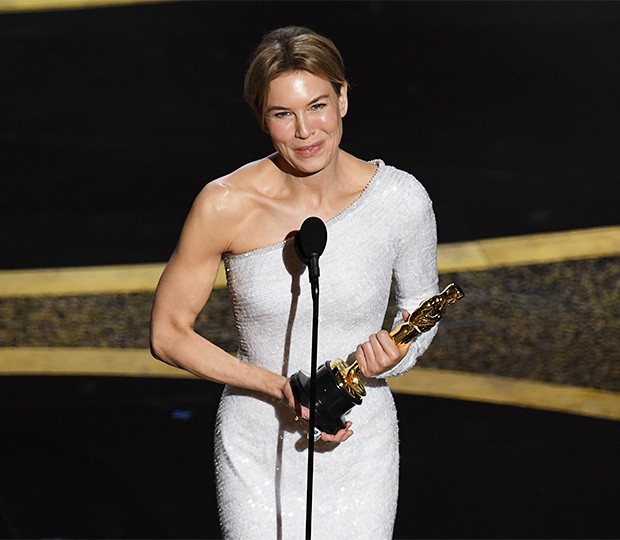 Renée Zellweger recebe o Oscar de melhor atriz por Judy (Foto: Getty Images)