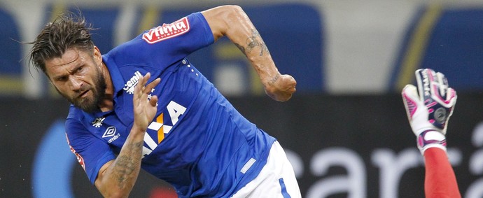 Em reencontro com o Flu, Sobis volta  a jogar de 10 na estreia de Ábila