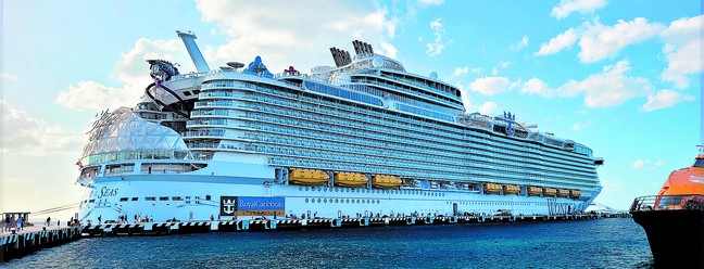 Navio Wonder of the Seas, da Royal Caribbean, o maior da indústria de cruzeiros, durante uma parada no porto de Cozumel, no México — Foto: Eduardo Maia / O Globo