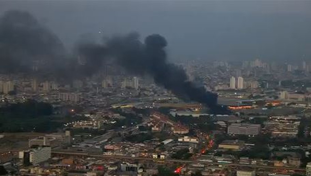 Fumaça do incêndio em barracão de escola de samba pode ser feito à distância. — Foto: Reprodução/TV Globo