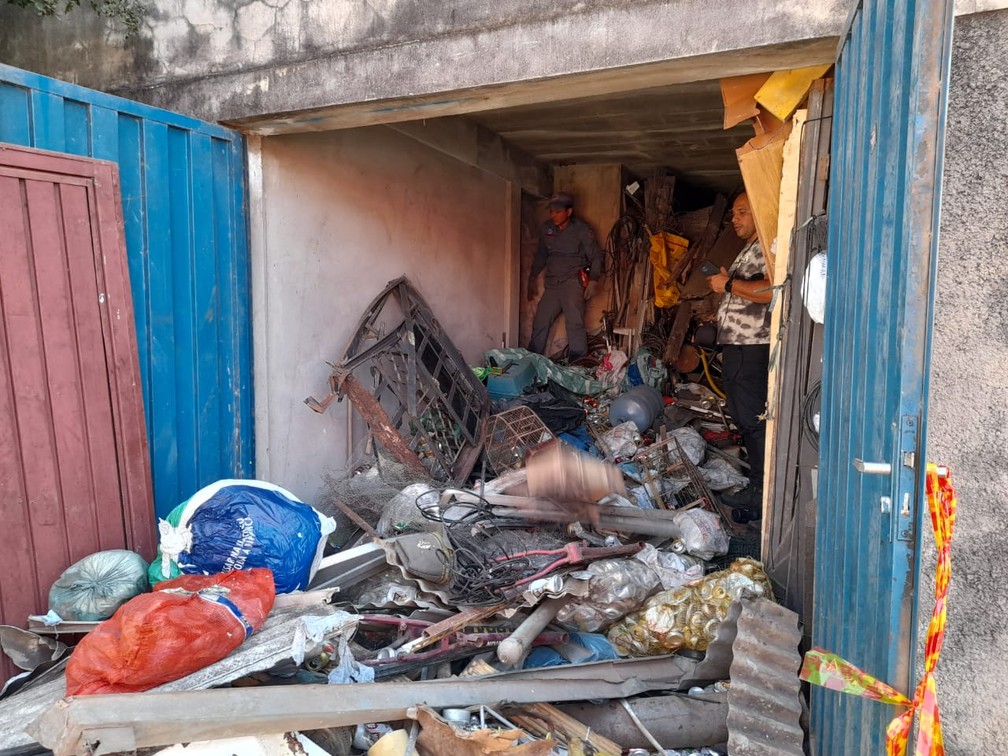 Entulho acumulado em casa de Piracicaba vai até o teto — Foto: Edijan Del Santo/EPTV