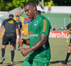 Boa Vista tenta renovar empréstimo com zagueiro do Fla