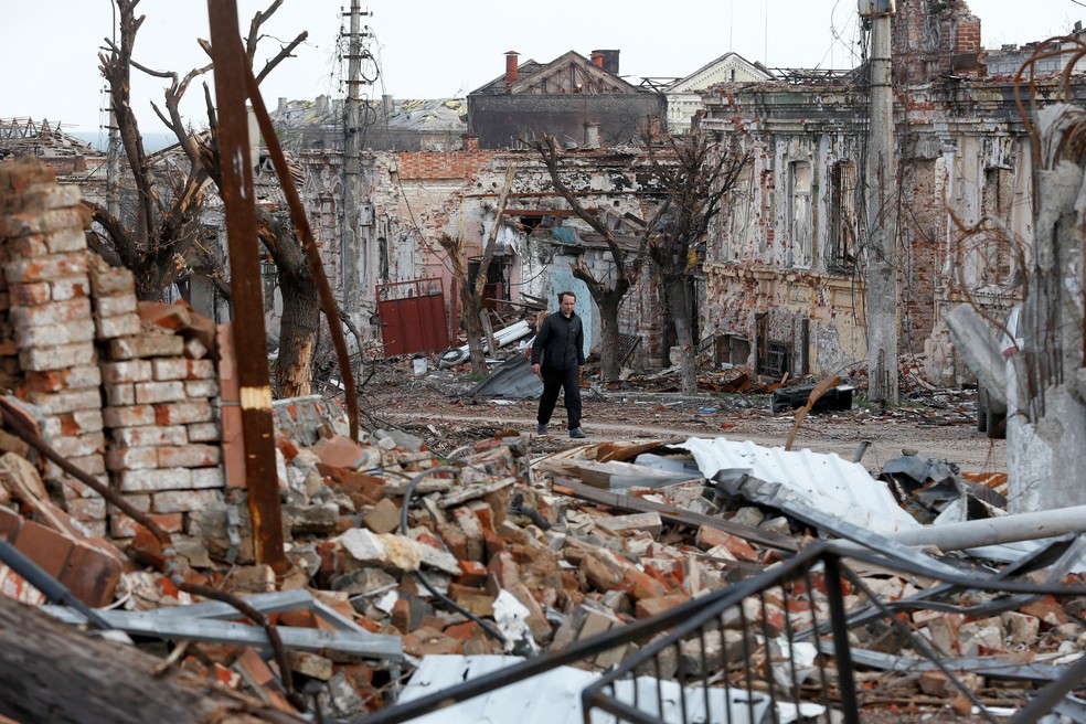 Guerra na Ucrânia - Homem anda em meio a prédios destruídos em Mariupol em 22 de abril de 2022 — Foto: REUTERS/Alexander Ermochenko