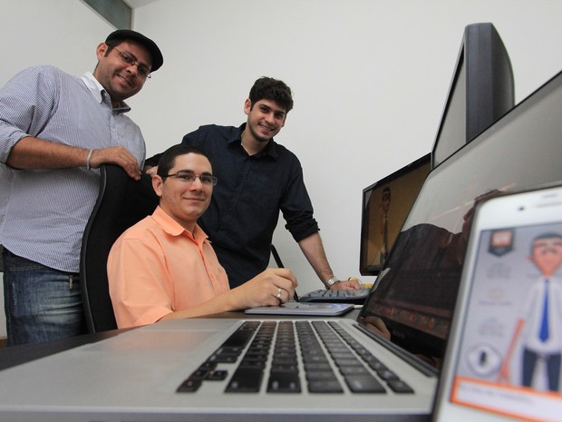 Criadores do projeto de start-up alagoana que é finalista em prêmio internacional (Foto: Raul Plácido/Secom/Divulgação)