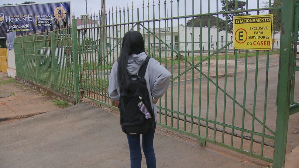 Estudante do Caseb encontra portão da escola fechado na manhã desta quarta-feira (15) — Foto: TV Globo/Reprodução