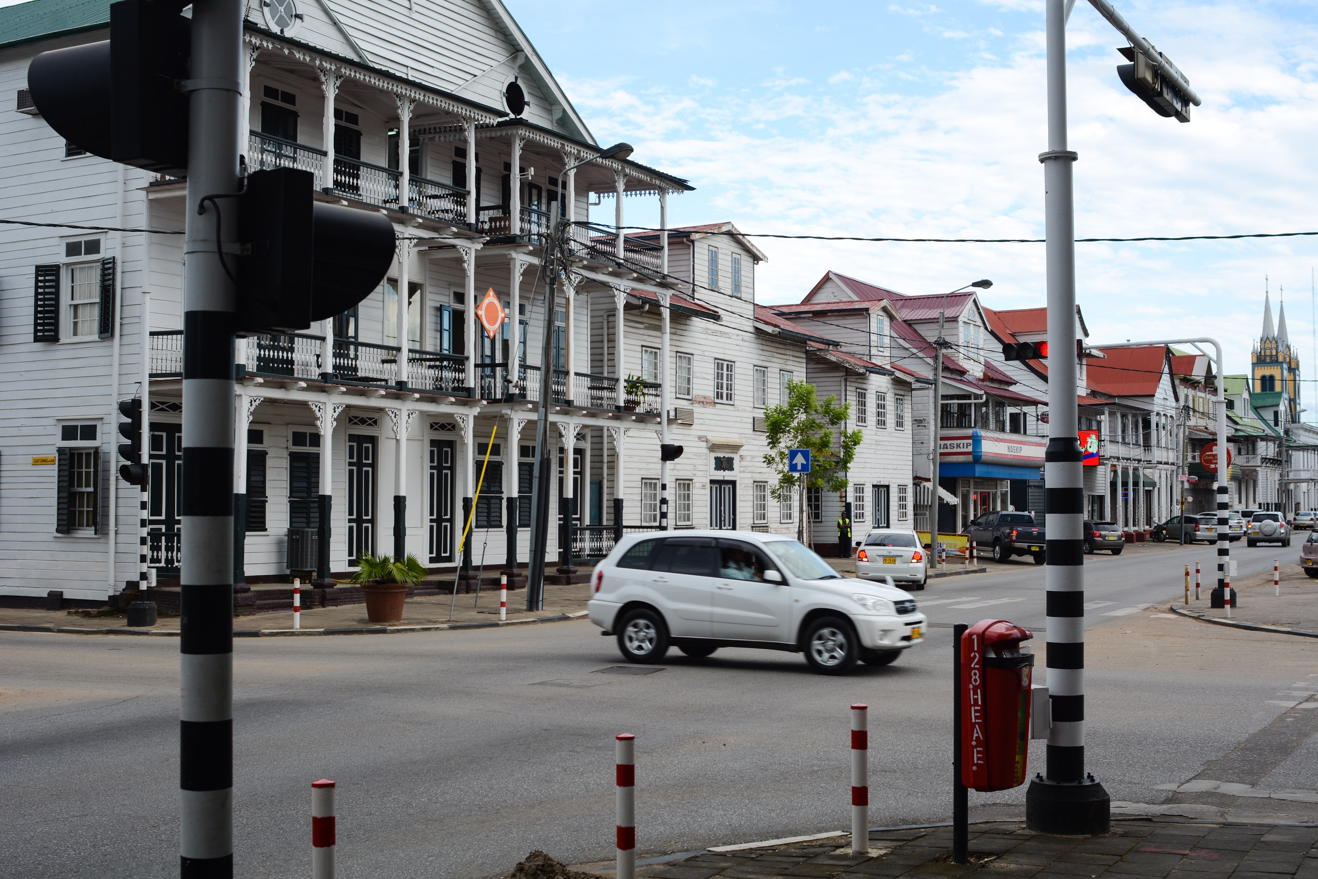 Rua de Paramaribo, a capital do Suriname (Foto: Wikimedia Commons)