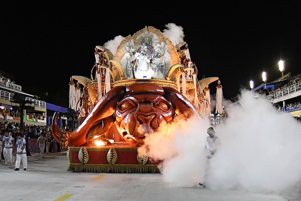 Carro abre-alas da Belford Roxo, 'Tambores para os ancestrais' — Foto: Alexandre Durão/g1