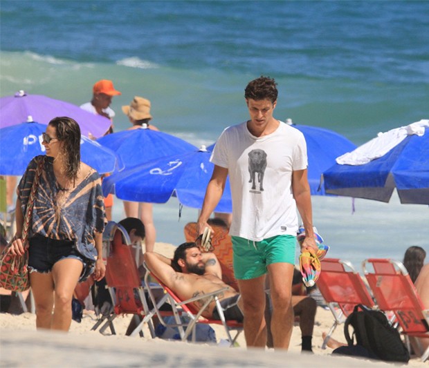Reynaldo Gianecchini na Praia do Leblon com amiga (Foto: AgNews)