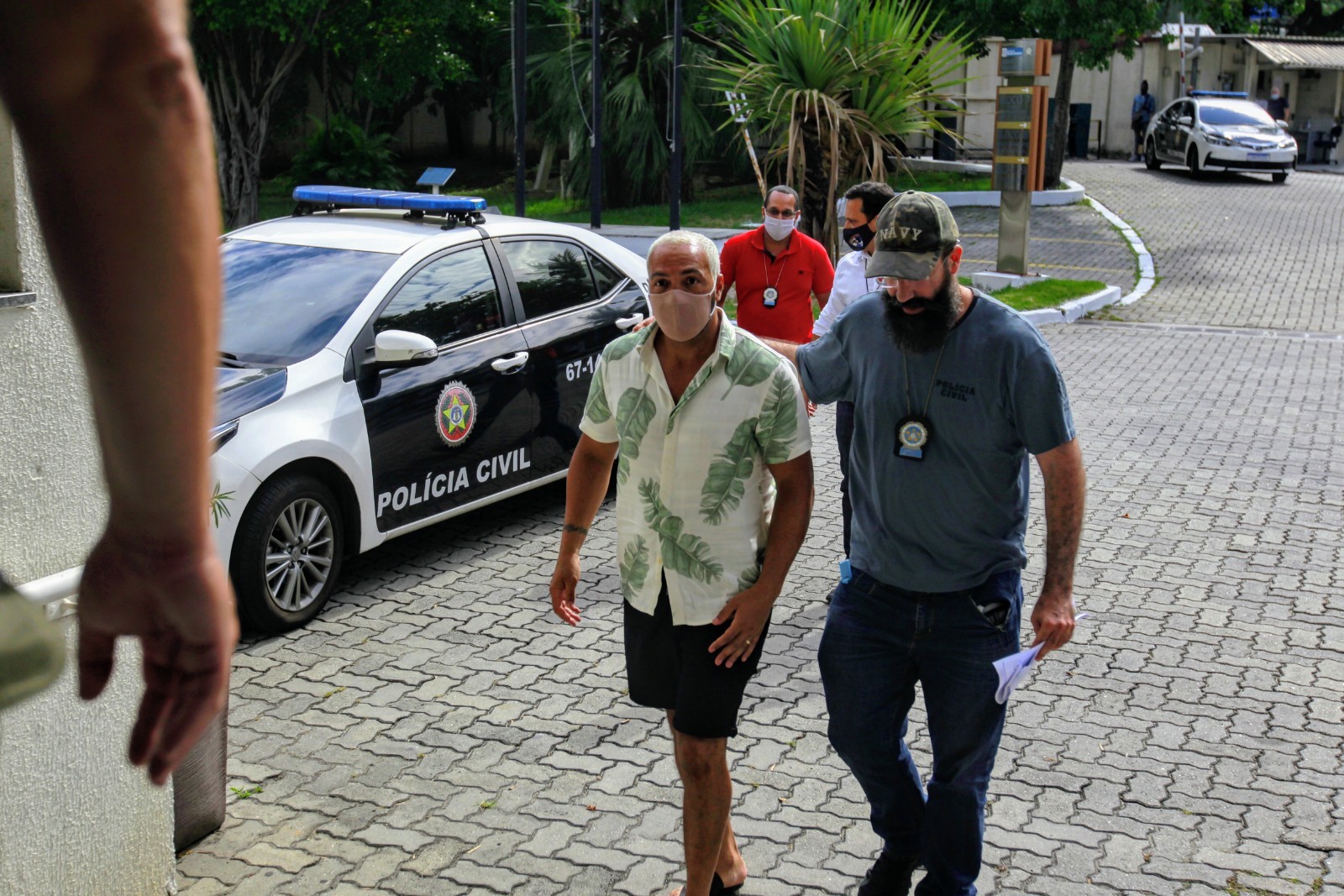 Belo chega a delegacia (Foto: Anderson Borde/AgNews)