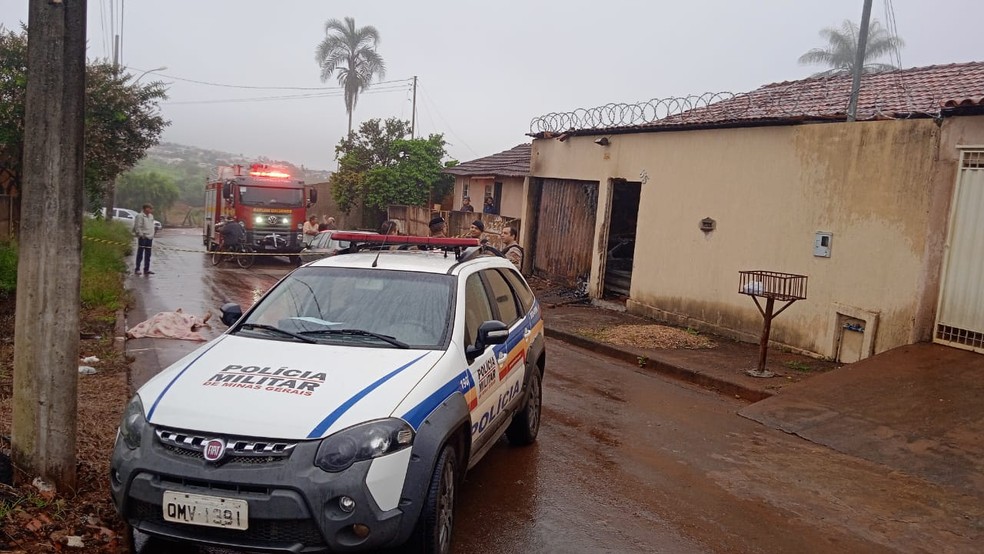 Suspeito invade casa e mata ex-companheira a facadas em Coromandel — Foto: Corpo de Bombeiros/Divulgao