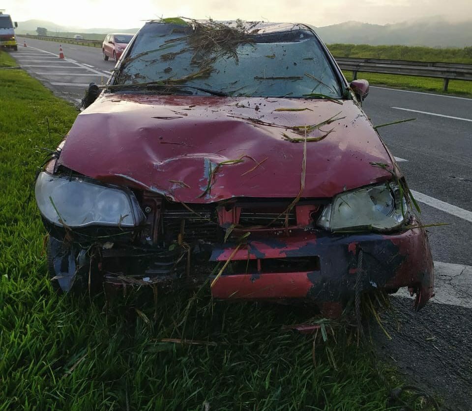 Motorista sem habilitação perde o controle da direção, cai em barranco e capota com carro na Dutra, em Porto Real