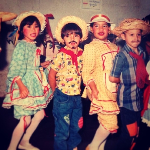 De camisa amarela, o ex-jogador de futebol Kaká em festa junina na infância (Foto: Reprodução/Instagram)