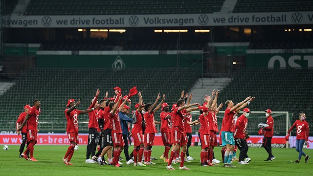 Jogadores do Bayern de Munique comemoram o título da Bundesliga